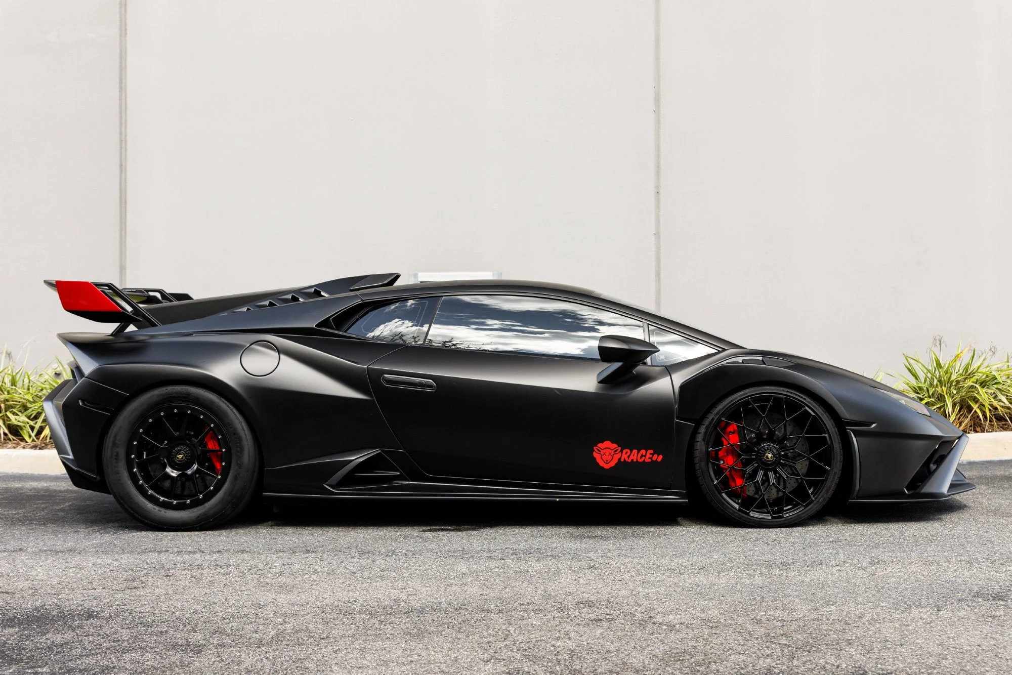 Used 2021  Lamborghini Base image 6