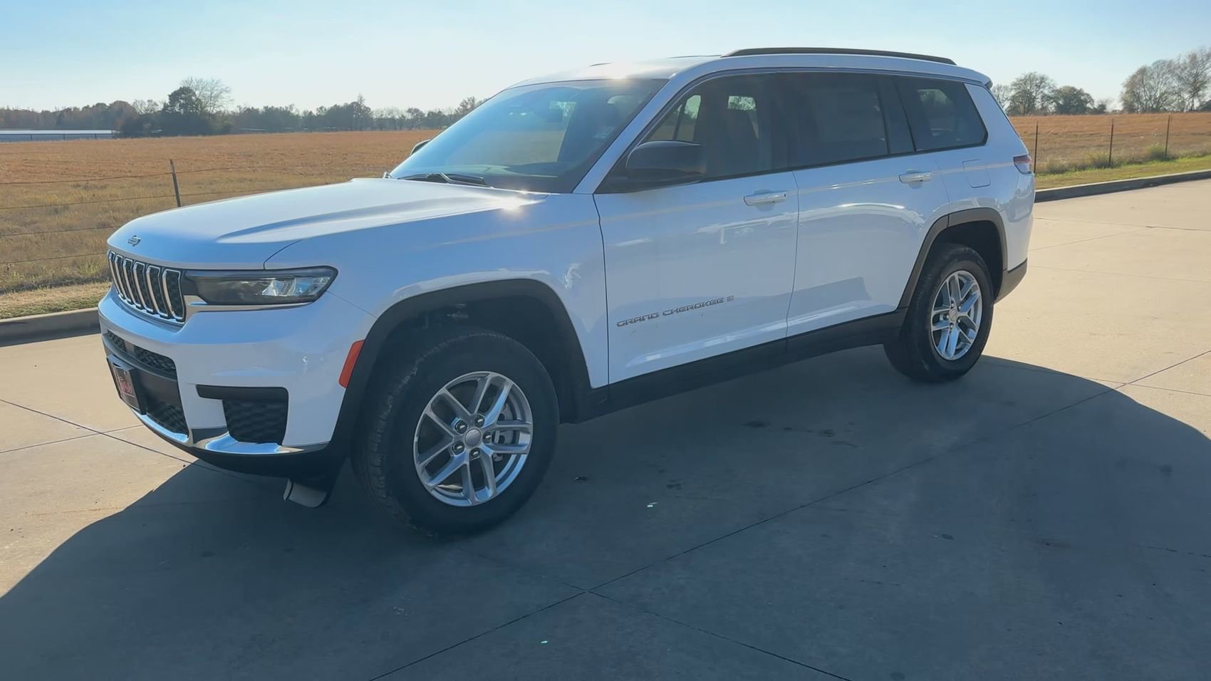 New 2025 Bright White Clearcoat Jeep Laredo image 5