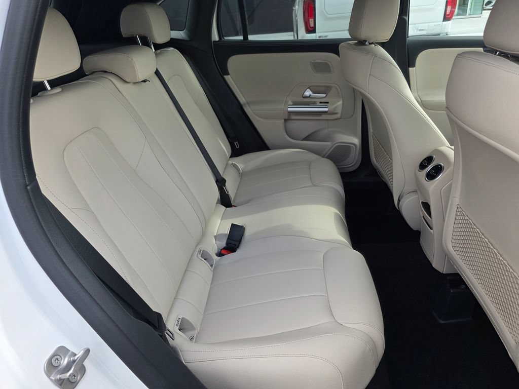 New 2026 Polar White Mercedes-Benz GLA 250 image 42