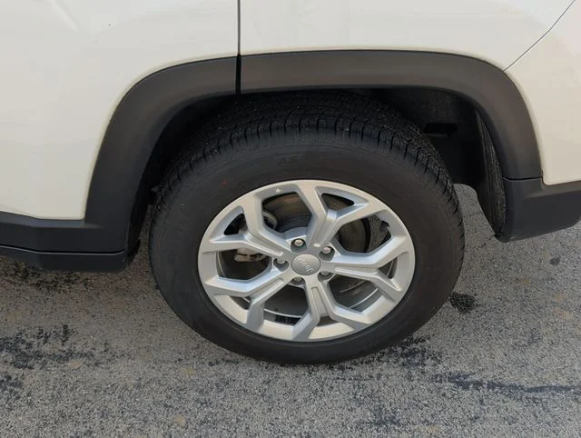 Used 2024 White/off-white Jeep Latitude image 33