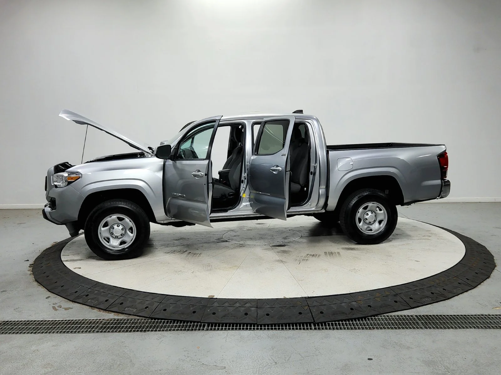 Used 2022 Silver Toyota SR5 image 13