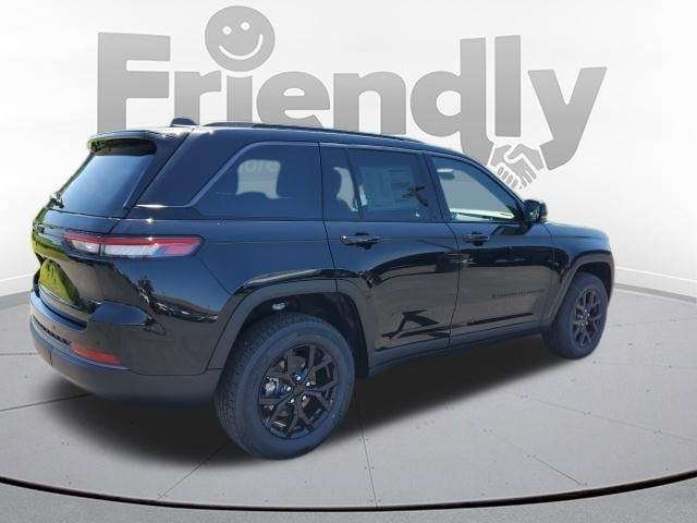New 2026 Diamond Black Crystal Pearl-Coat Exterior Paint Jeep Laredo Altitude image 5