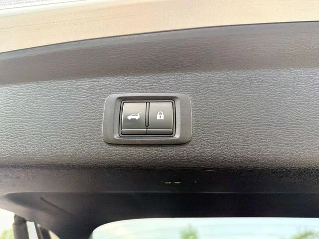 Used 2024 Silver Mitsubishi SE image 15