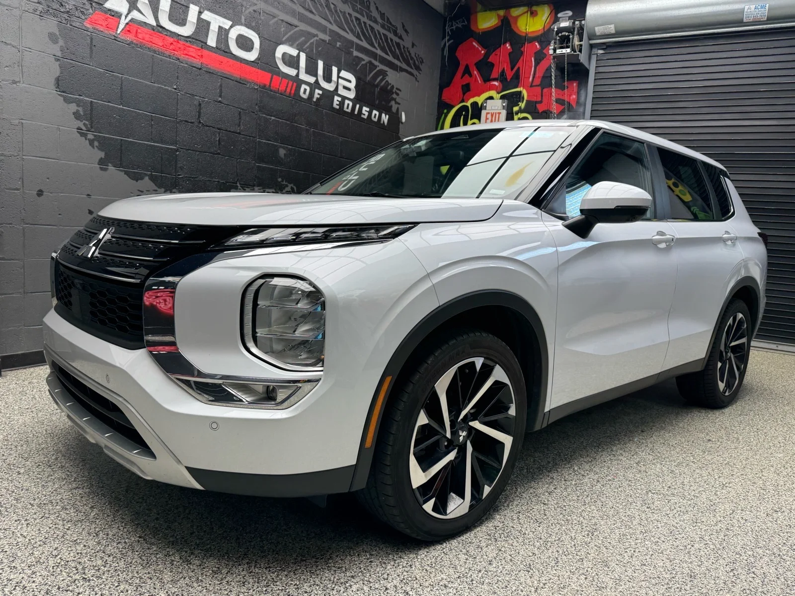 Used 2024 White Diamond (w85) Mitsubishi SE image 3