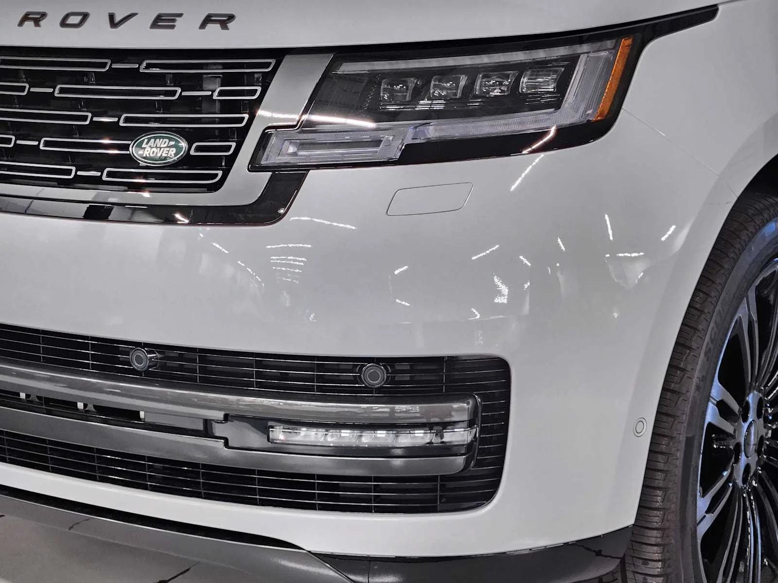 New 2026 Fuji White Land Rover SE - P400 SWB image 22