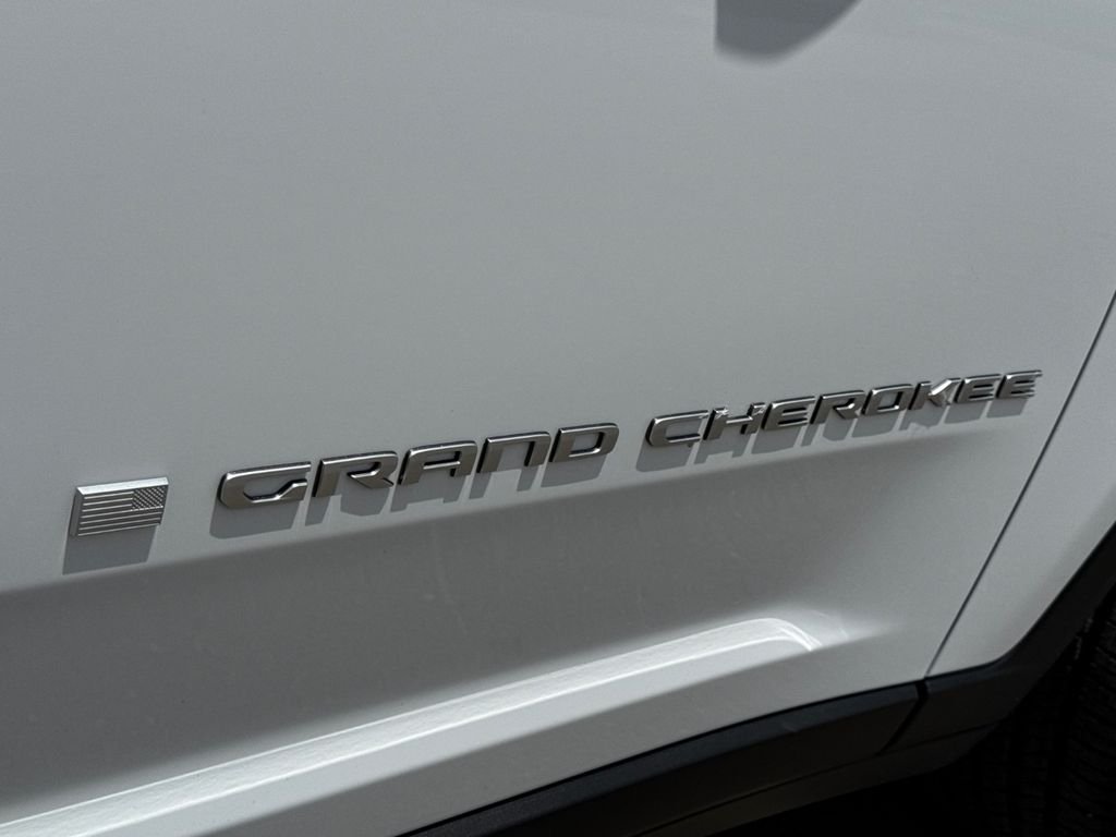 New 2026 Bright White Clear-Coat Exterior Paint Jeep Limited image 8