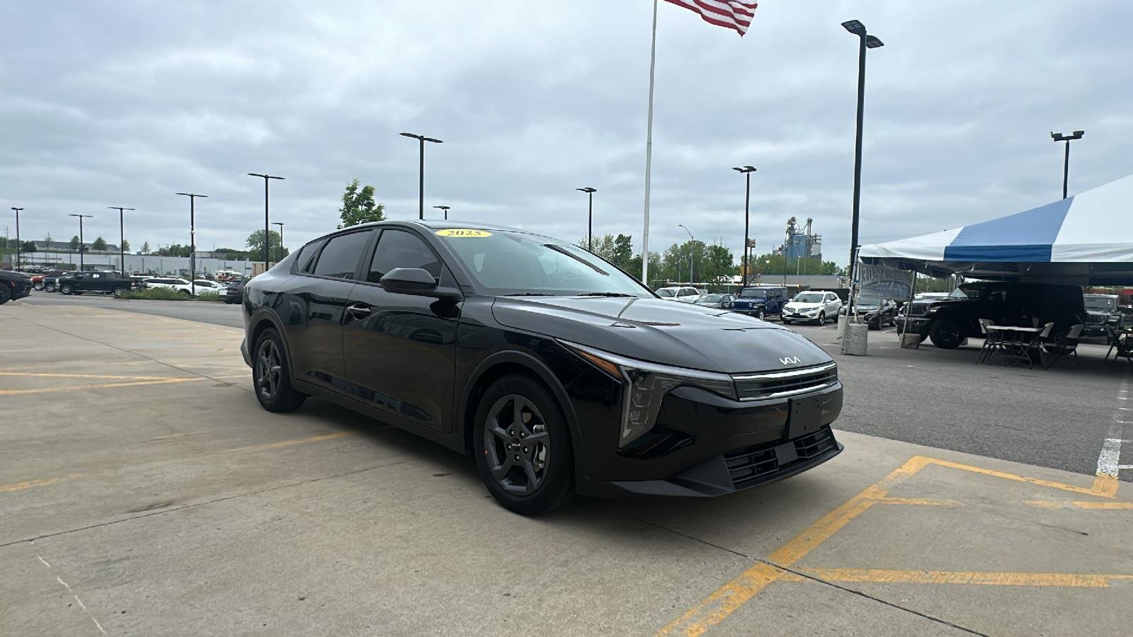 Used 2025 Aurora Black Pearl Kia LXS image 5