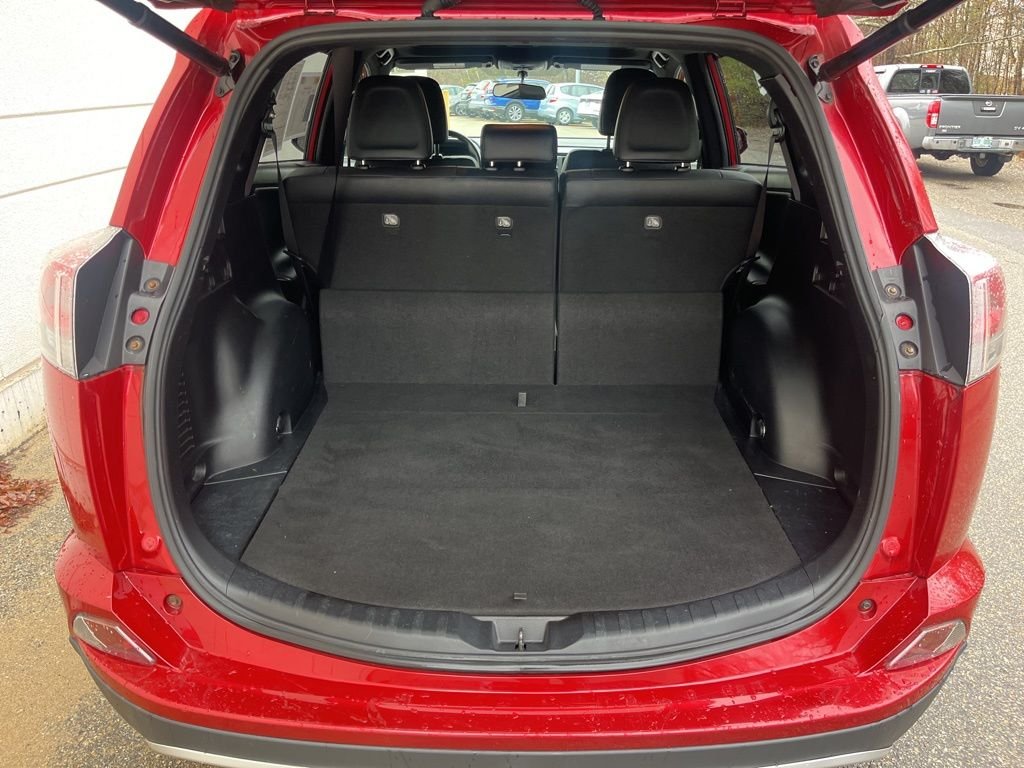 Used 2016 Barcelona Red Metallic Toyota SE image 9