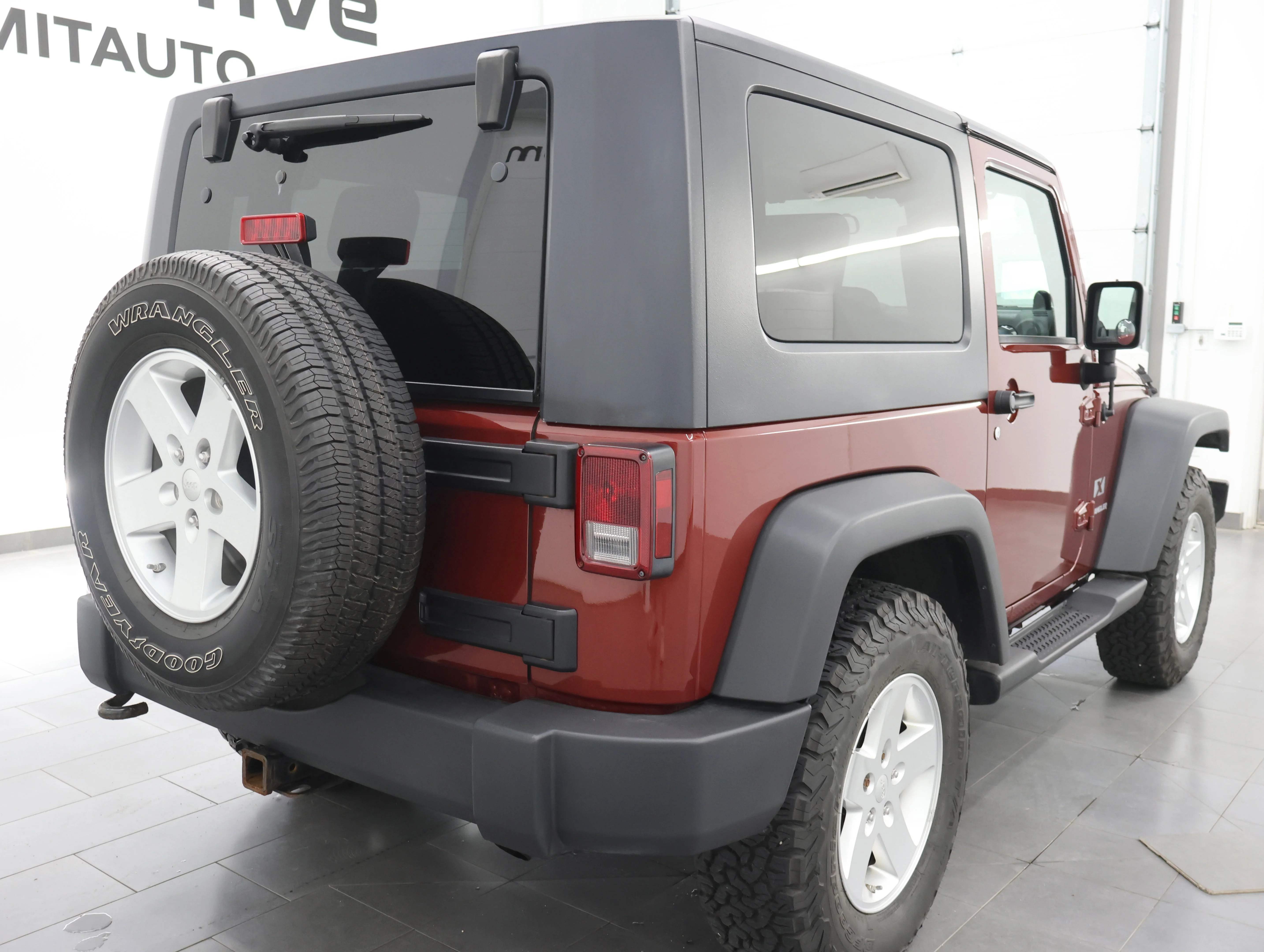 Used 2009 Red Rock Crystal Pearl Jeep X image 4