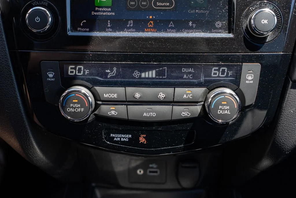 Used 2018 Silver Nissan SL image 18