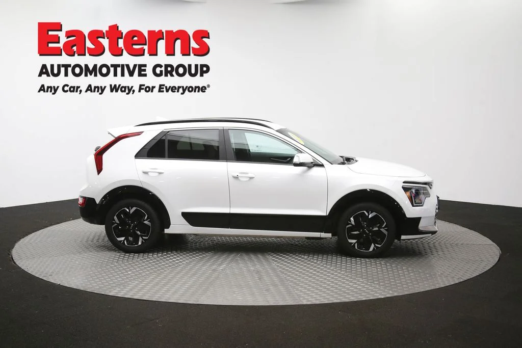 Used 2023 White Kia Wind image 45