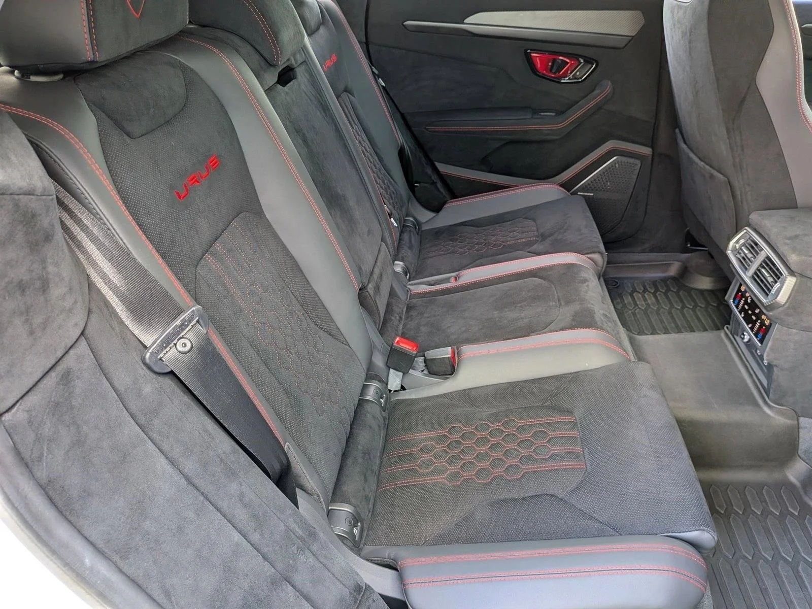 Used 2023 White Lamborghini Performante image 21