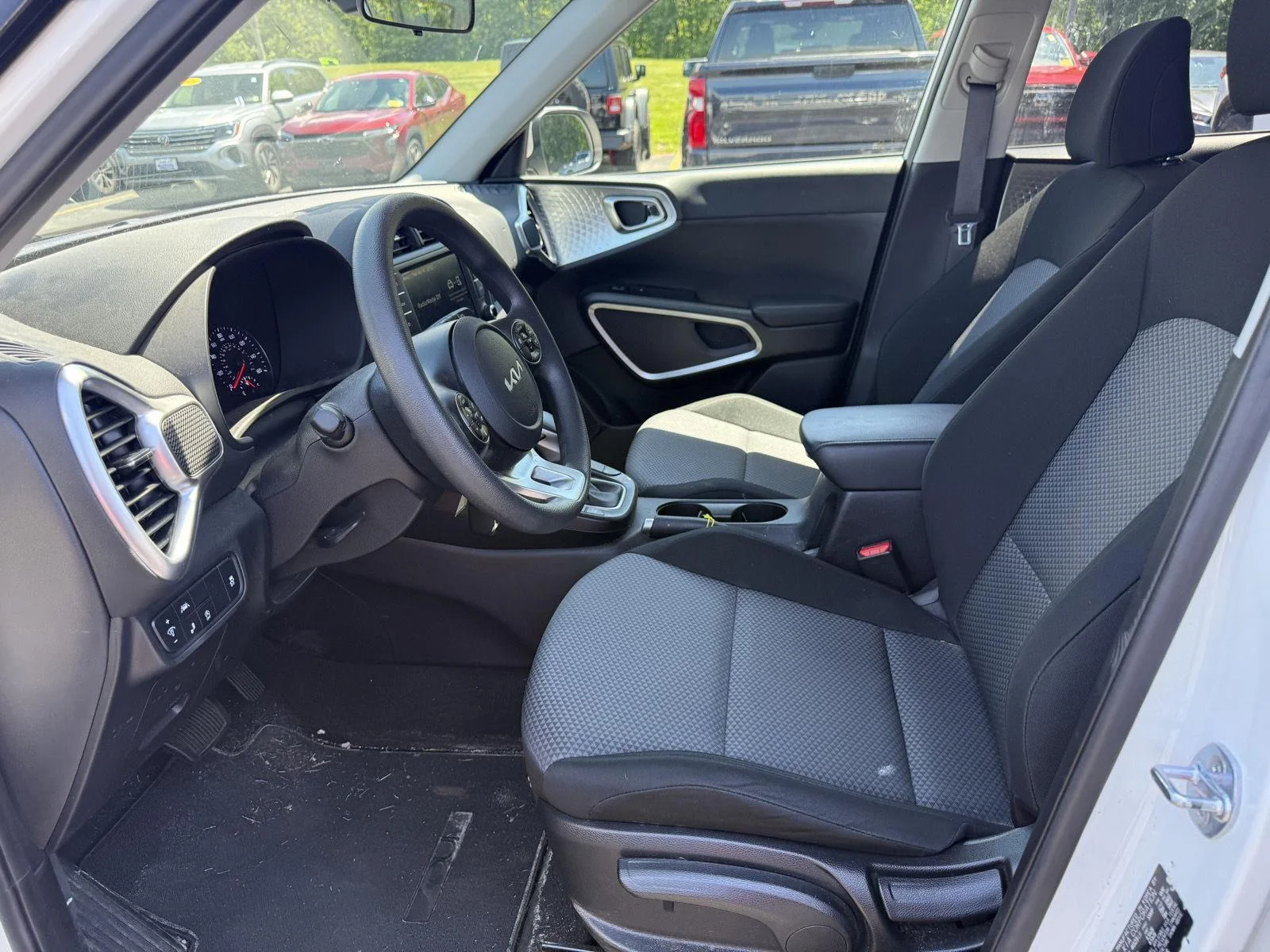 Used 2022 Snow White Pearl Kia  image 4