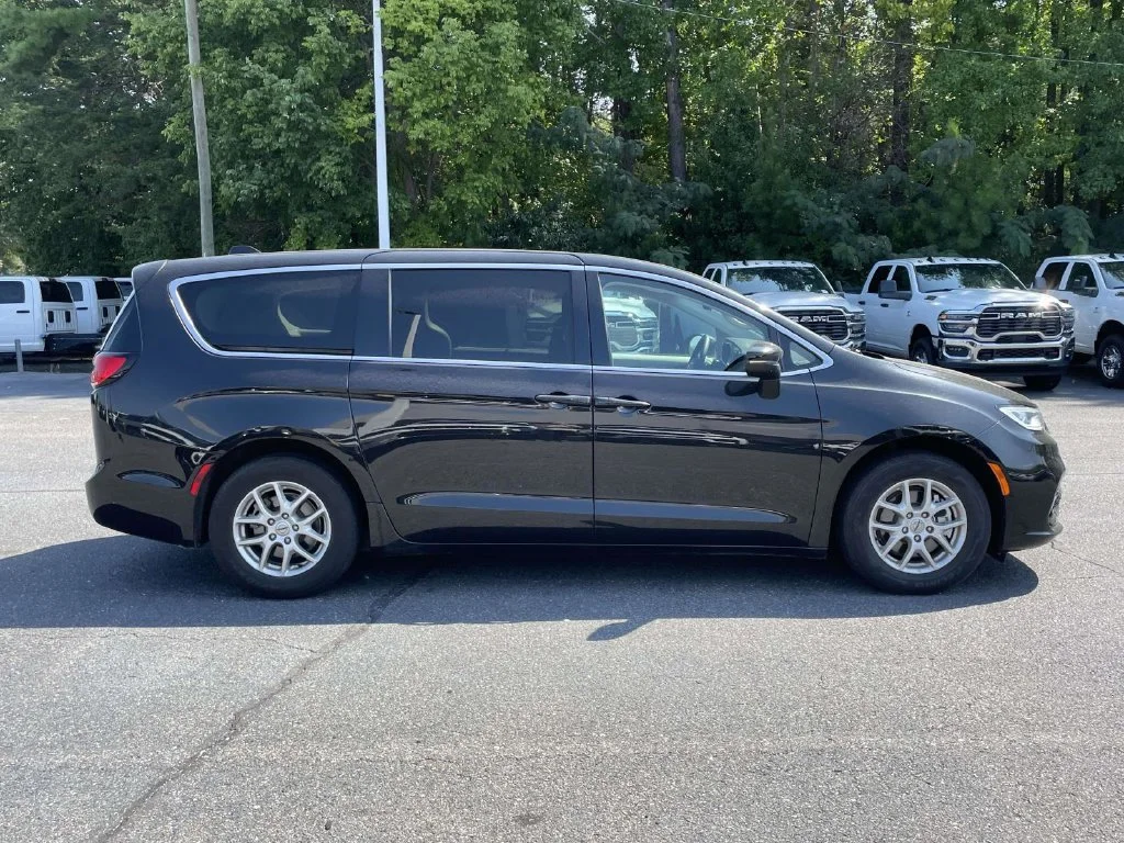 Used 2023 Black Chrysler Touring L image 9