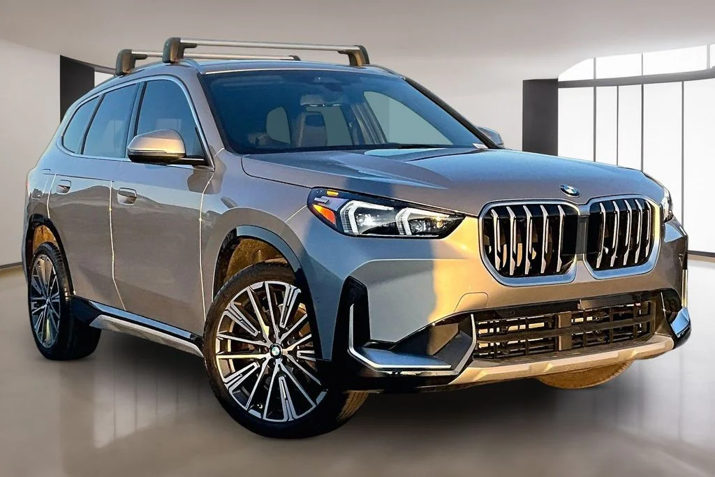 Used 2025 Silver BMW xDrive28i image 3