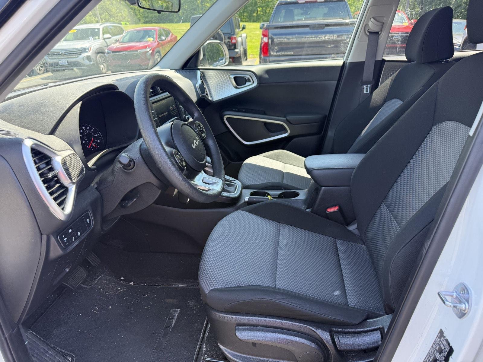 Used 2022 Snow White Pearl Kia  image 4
