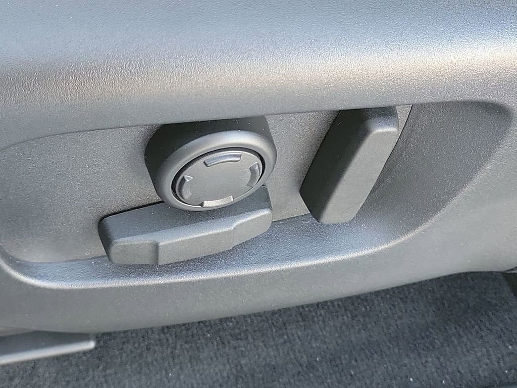 New 2026 Seoul Pearl Silver Land Rover S image 27