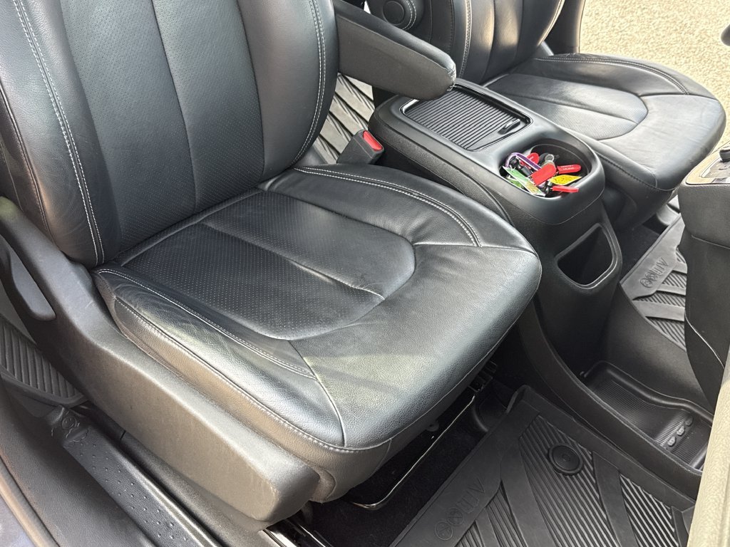 Used 2022 Granite Crystal Metallic Clearcoat Chrysler Touring L image 34