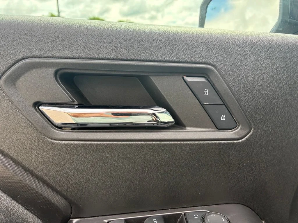 Used 2024 Summit White GMC Elevation image 31