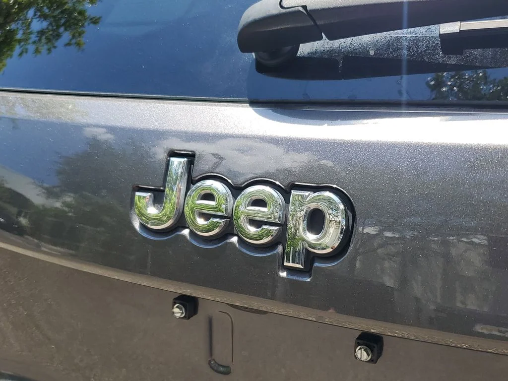 Used 2017 Gray Jeep Laredo image 9