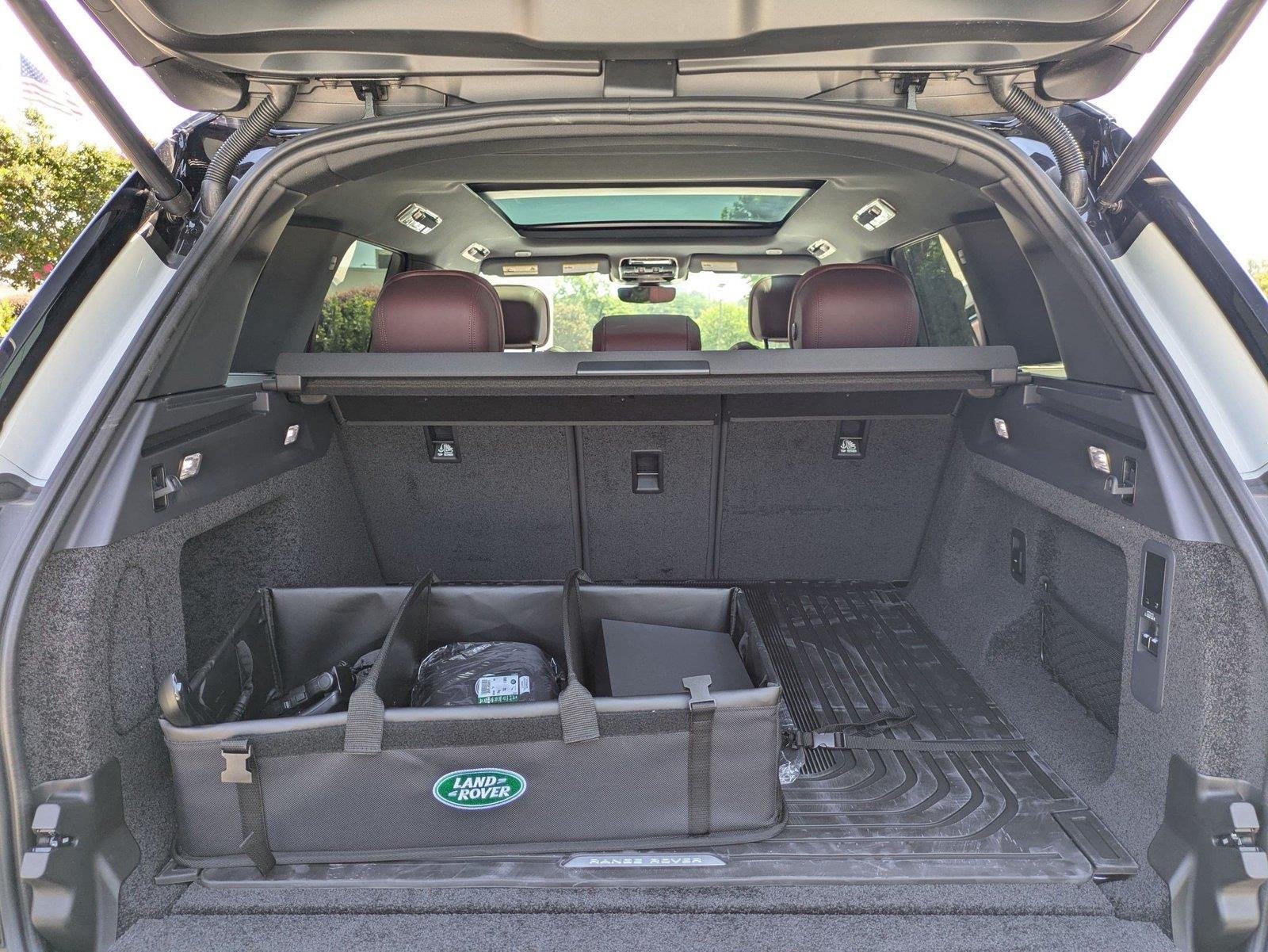 New 2026 Fuji White Land Rover SE image 30