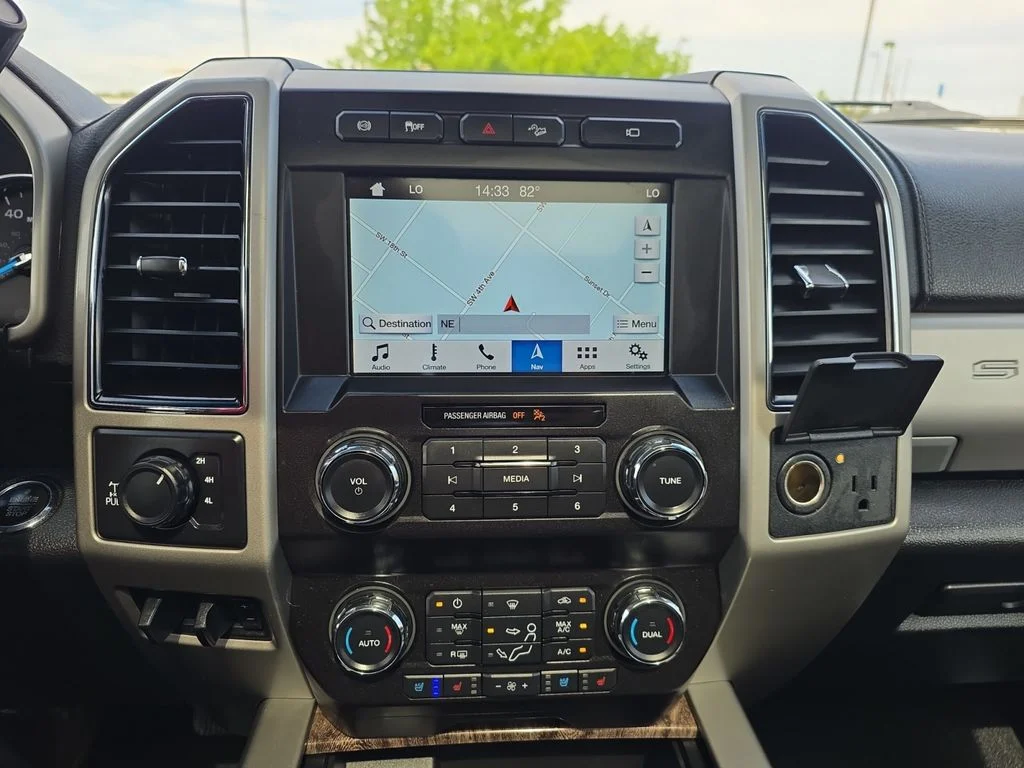 Used 2019 White Platinum Tri-Coat Metallic Ford LARIAT image 20