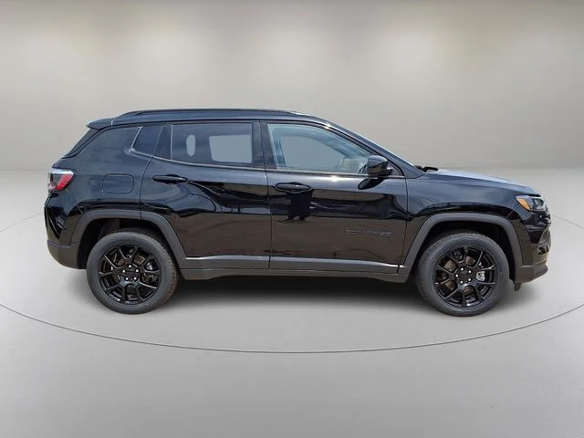Used 2022 Black Jeep Latitude image 12