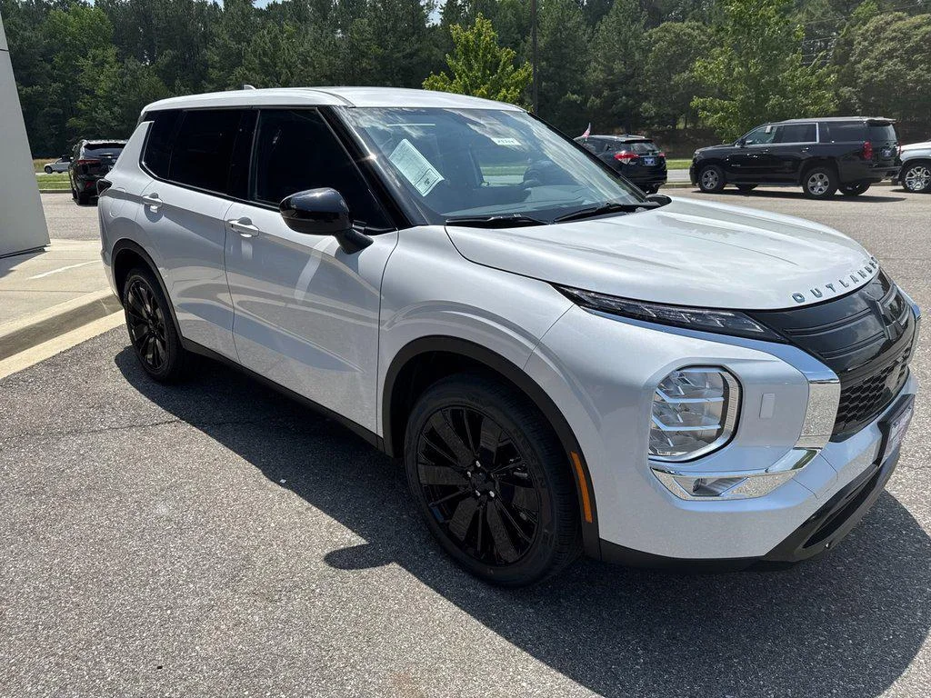 New 2026 White Diamond Mitsubishi LE 1.5T S-AWC image 3