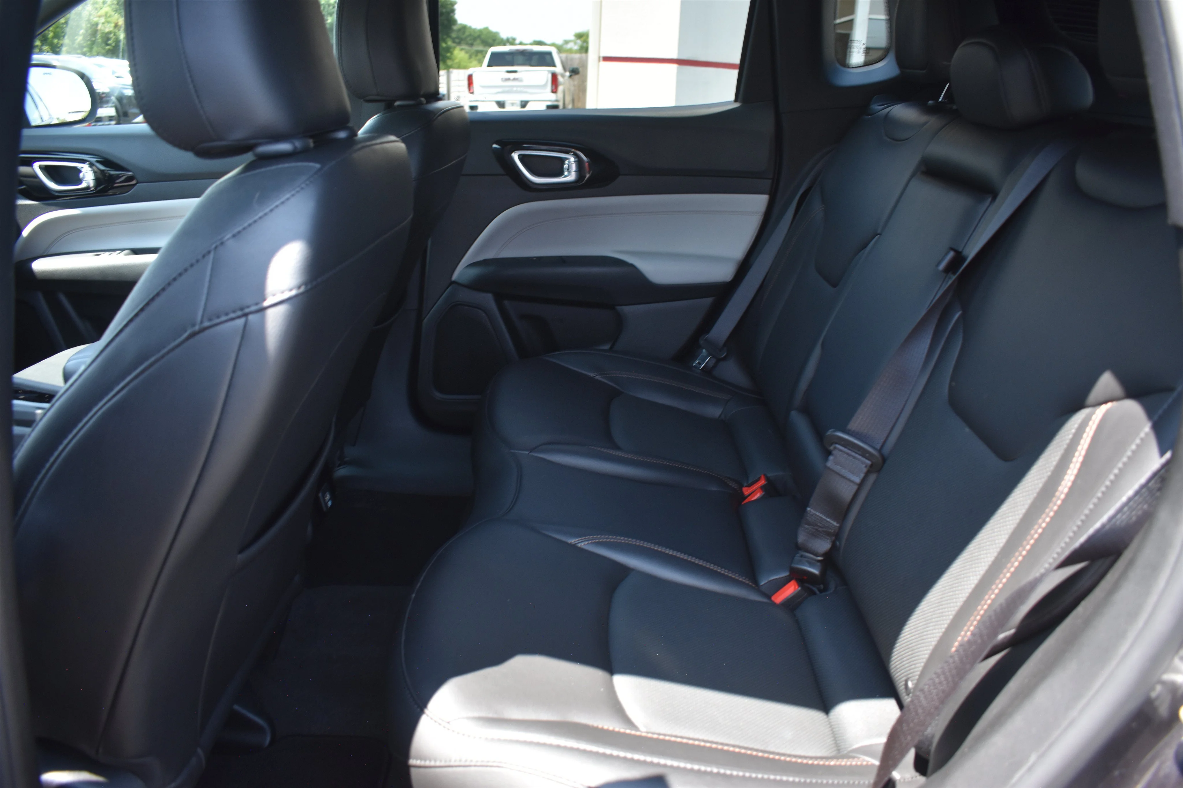 Used 2023 Granite Crystal Metallic Clearcoat Jeep Limited image 16