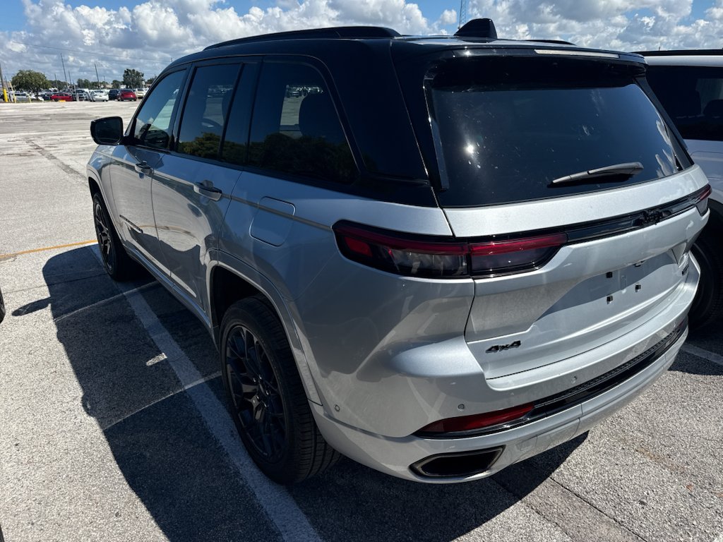 Used 2025 Sil Jeep Summit image 2