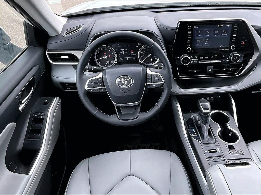 Used 2022 Beige Toyota XLE image 18