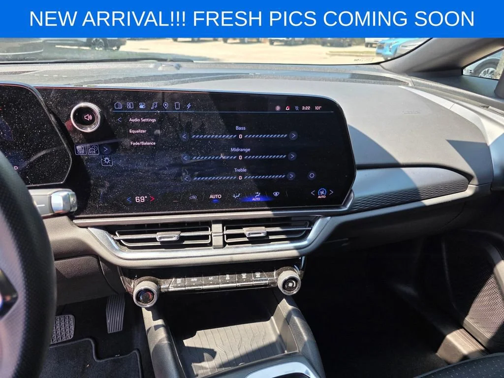 Used 2025 Summit White Chevrolet LT image 10