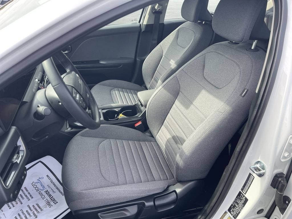 Used 2025 White Kia EX image 11