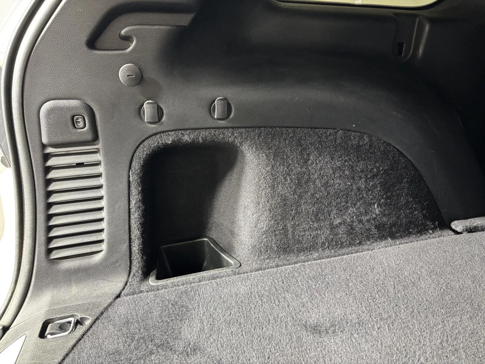 Used 2018 Bright White Clearcoat Jeep High Altitude image 7