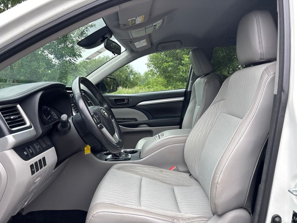 Used 2018 White Toyota LE image 11