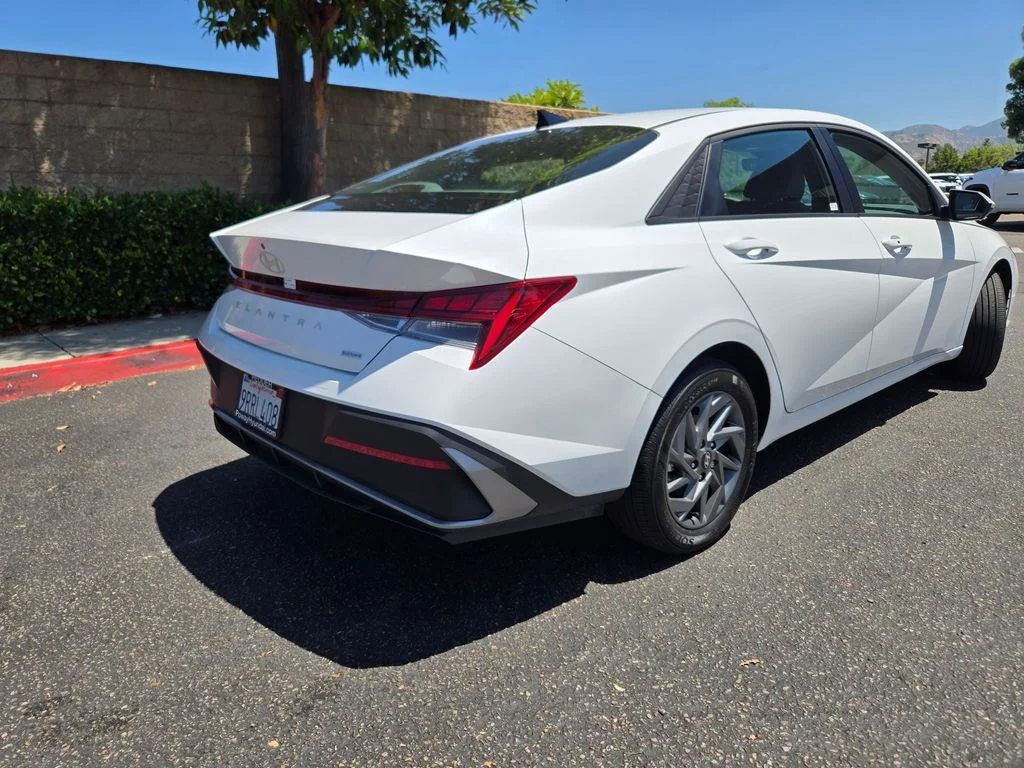 Used 2025 White Hyundai Blue image 7