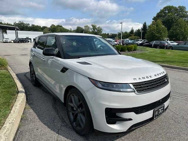 Used 2024 White Land Rover SE image 6