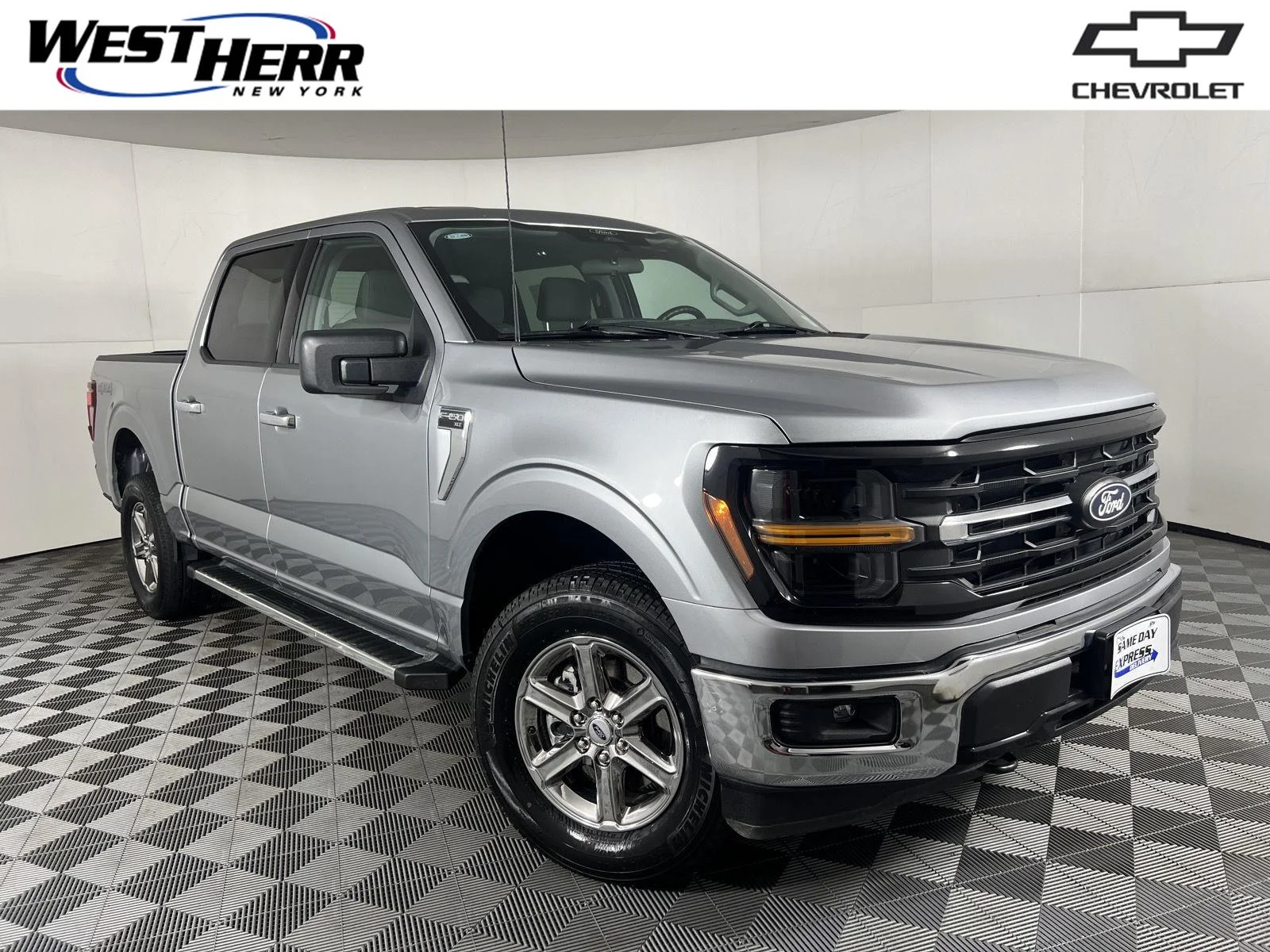 Used 2025 Silver Ford XLT image 1