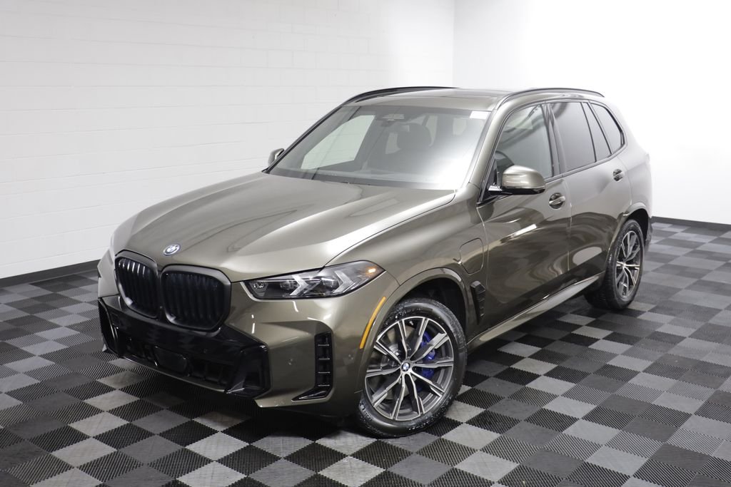 New 2026 Manhattan Green Metallic BMW xDrive50e image 2