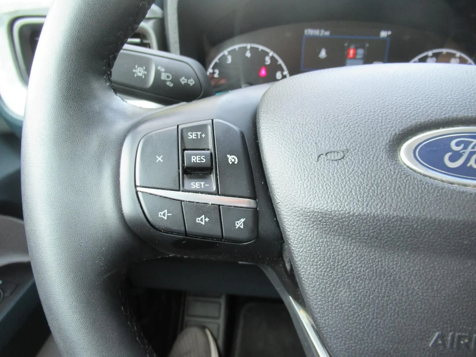 Used 2024 Black Ford XLT image 26