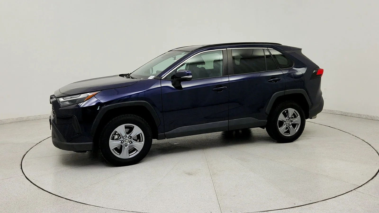 Used 2022  Toyota XLE image 3