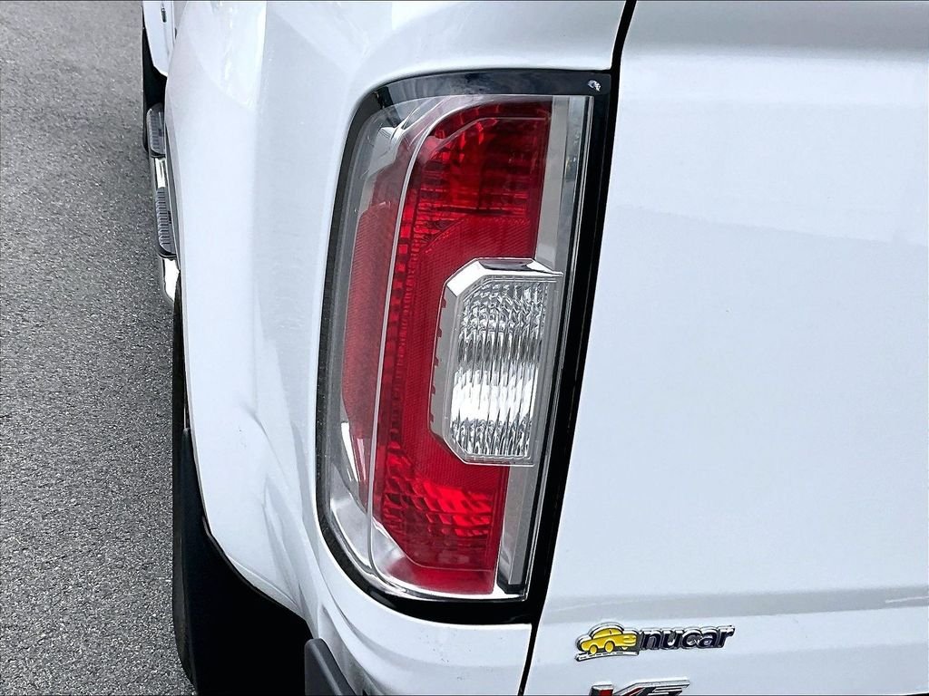 Used 2021 White GMC AT4 w/Cloth image 32