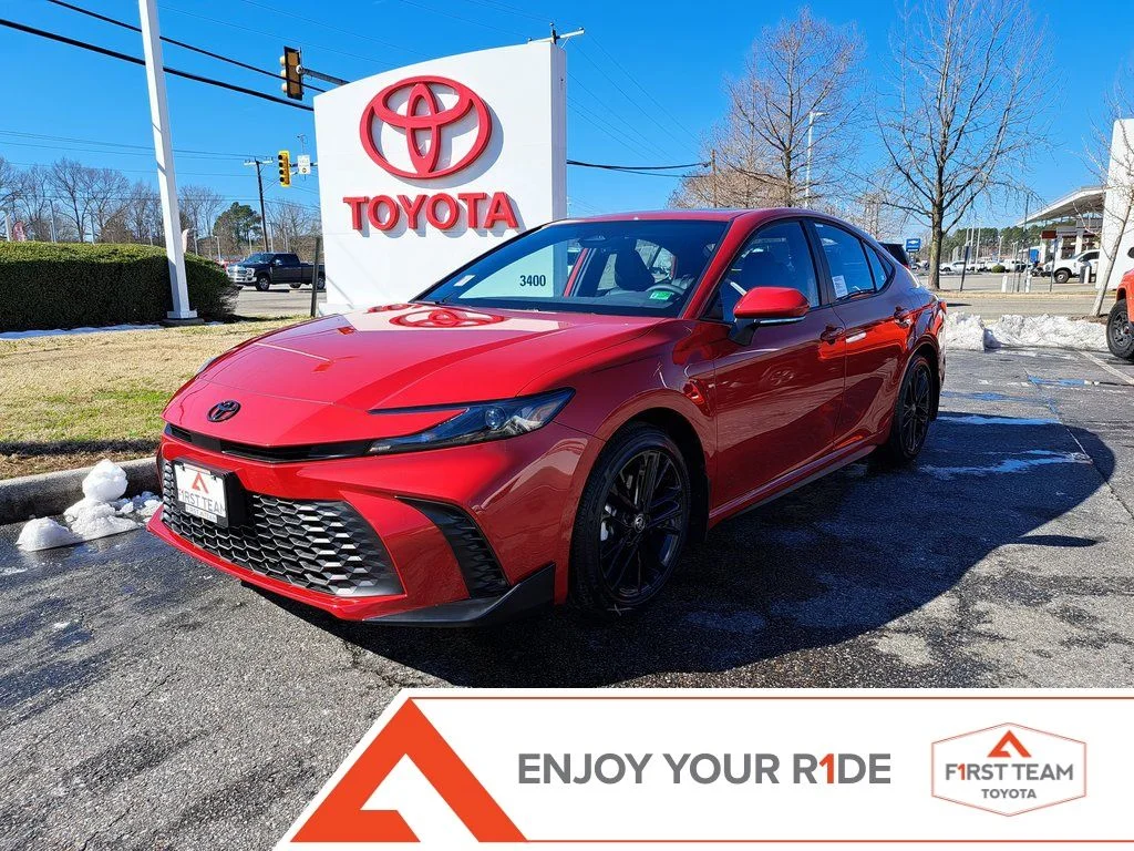 2025 Toyota Camry SE Hybrid's photo