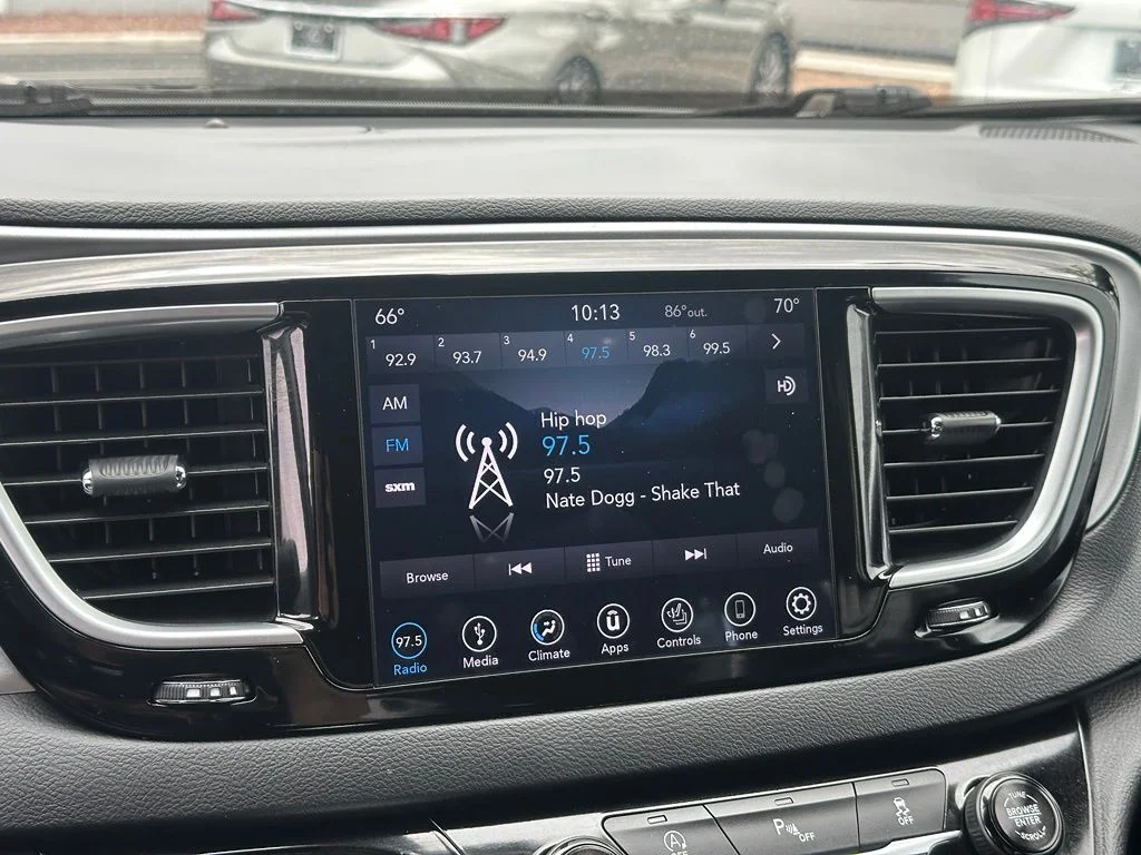 Used 2018 White Chrysler Touring L image 5
