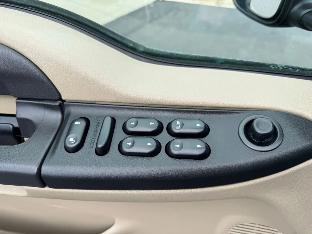 Used 2006 Gray Ford XL image 18