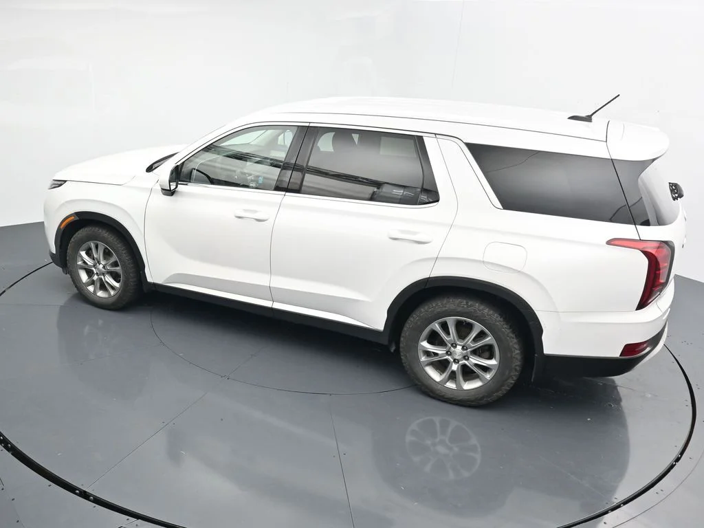 Used 2021 White Hyundai SE image 24