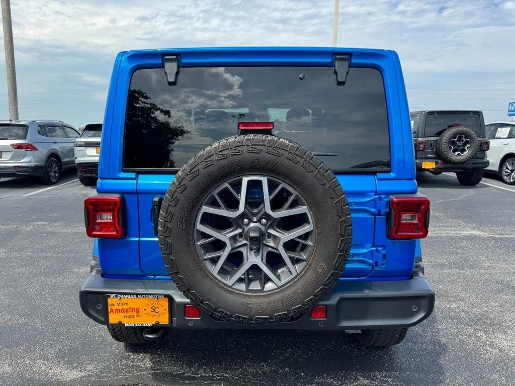 Used 2024 Blue Jeep Sahara image 4
