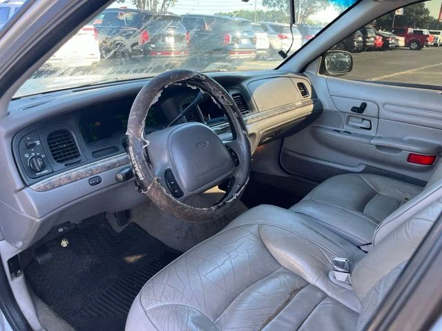 Used 2000  Ford LX image 6