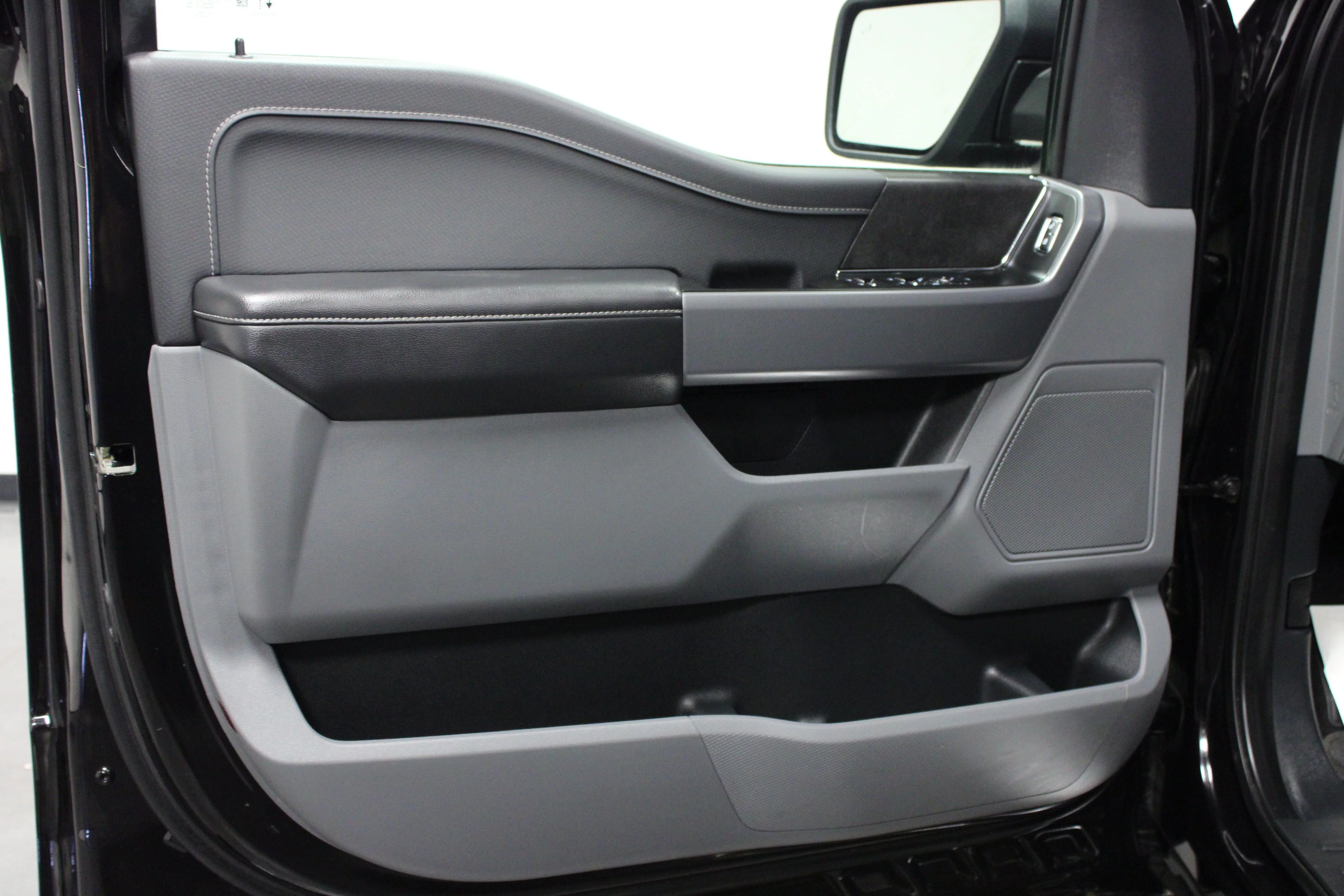 Used 2025 Agate Black Metallic Ford XLT image 11