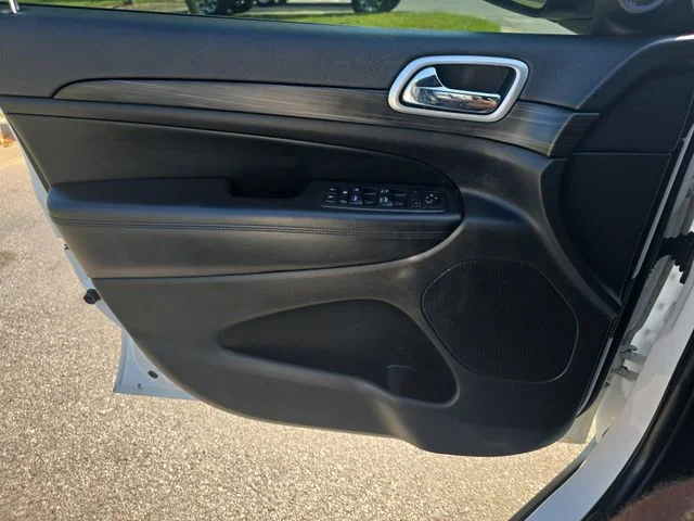 Used 2019 White Jeep Laredo E image 27